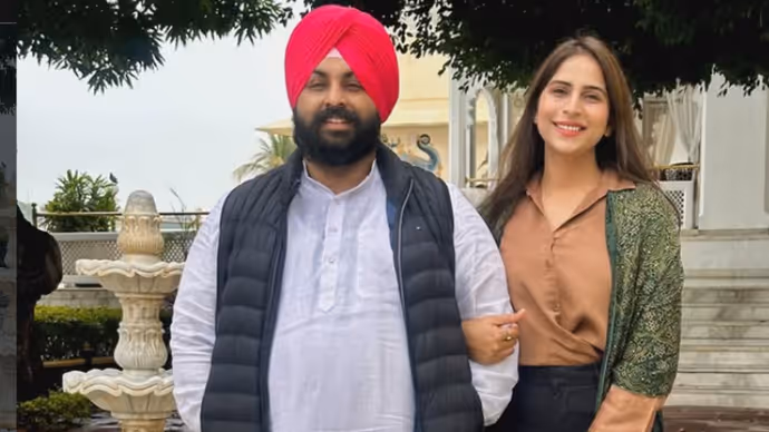 खाकी वर्दी में सख्त, लहंगे में बेहद खूबसूरत...देखिए पंजाब के शिक्षा मंत्री की IPS पत्नी की 5 PHOTO