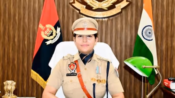 खाकी वर्दी में सख्त, लहंगे में बेहद खूबसूरत...देखिए पंजाब के शिक्षा मंत्री की IPS पत्नी की 5 PHOTO