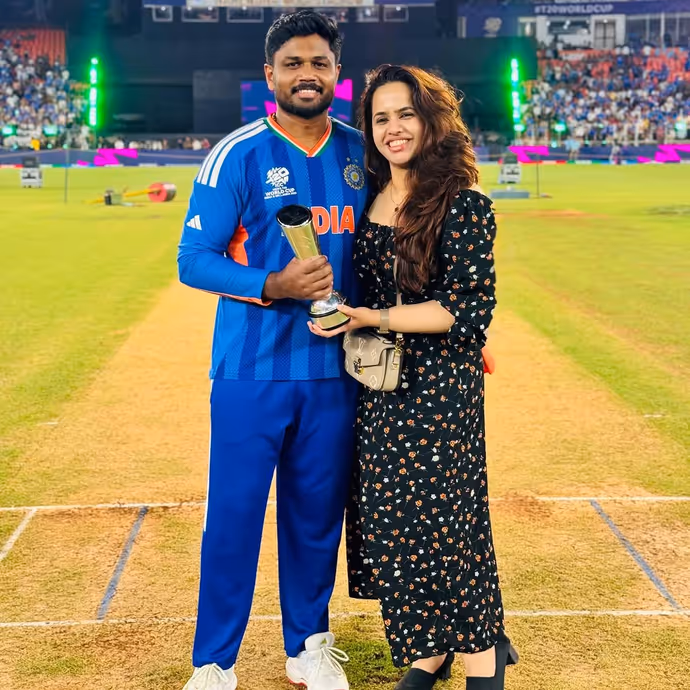 किसी हीरोइन से कम नहीं संजू सैमसन की पत्नी, 10 PHOTO में देखें चारुलता की खूबसूरती