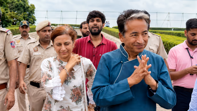 26 दिन भूखे रहने के बाद भी सोनम वांगचुक में दिखी गजब की एनर्जी, PHOTOS में देखें कहां पहुंचे...