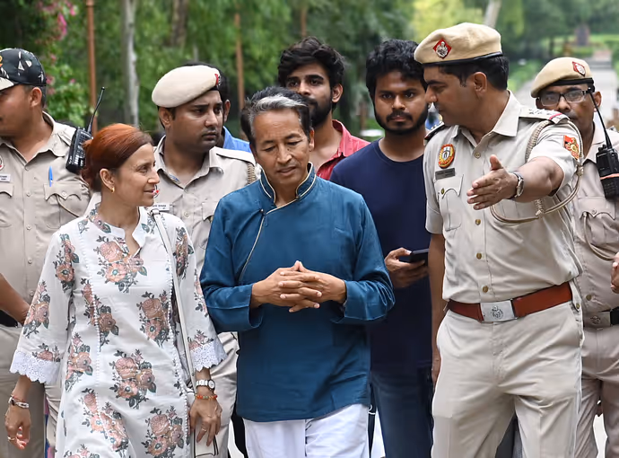 26 दिन भूखे रहने के बाद भी सोनम वांगचुक में दिखी गजब की एनर्जी, PHOTOS में देखें कहां पहुंचे...