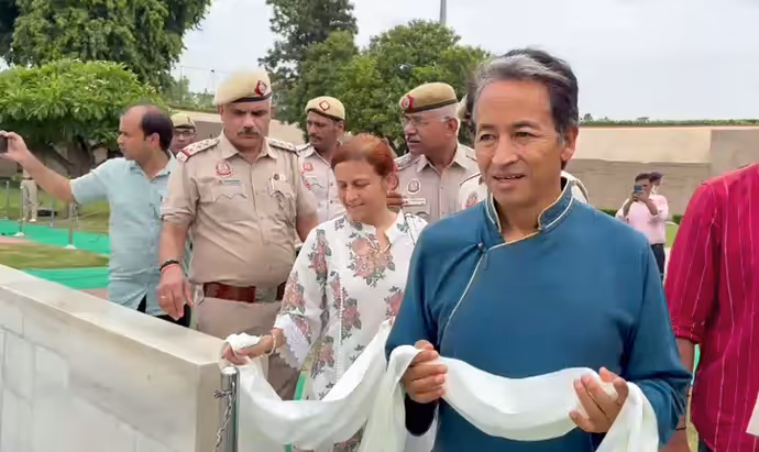 26 दिन भूखे रहने के बाद भी सोनम वांगचुक में दिखी गजब की एनर्जी, PHOTOS में देखें कहां पहुंचे...