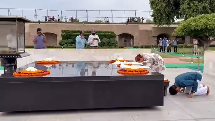 26 दिन भूखे रहने के बाद भी सोनम वांगचुक में दिखी गजब की एनर्जी, PHOTOS में देखें कहां पहुंचे...