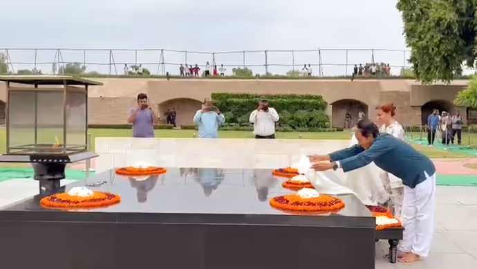 26 दिन भूखे रहने के बाद भी सोनम वांगचुक में दिखी गजब की एनर्जी, PHOTOS में देखें कहां पहुंचे...