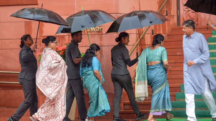 बारिश से बचने एक सांसद ने तो गजब कर दिया, 10 PHOTO में देखें मानसून सत्र का दिलचस्प नजारा