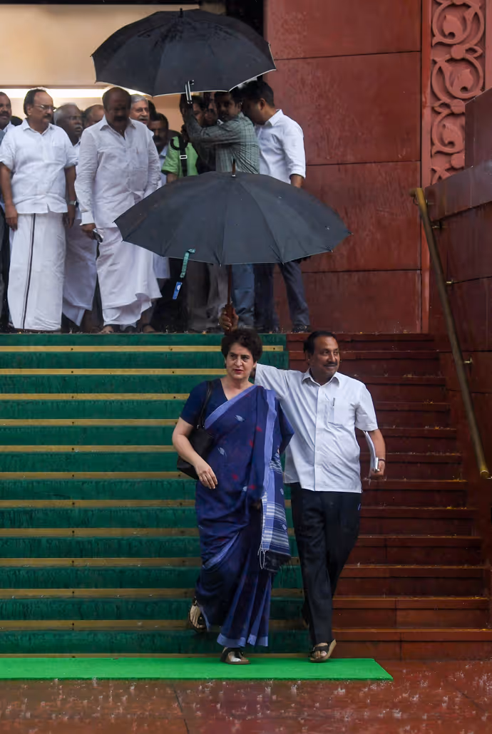 बारिश से बचने एक सांसद ने तो गजब कर दिया, 10 PHOTO में देखें मानसून सत्र का दिलचस्प नजारा