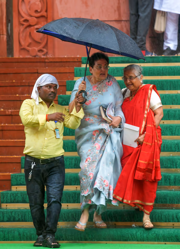 बारिश से बचने एक सांसद ने तो गजब कर दिया, 10 PHOTO में देखें मानसून सत्र का दिलचस्प नजारा