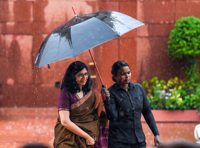 बारिश से बचने एक सांसद ने तो गजब कर दिया, 10 PHOTO में देखें मानसून सत्र का दिलचस्प नजारा