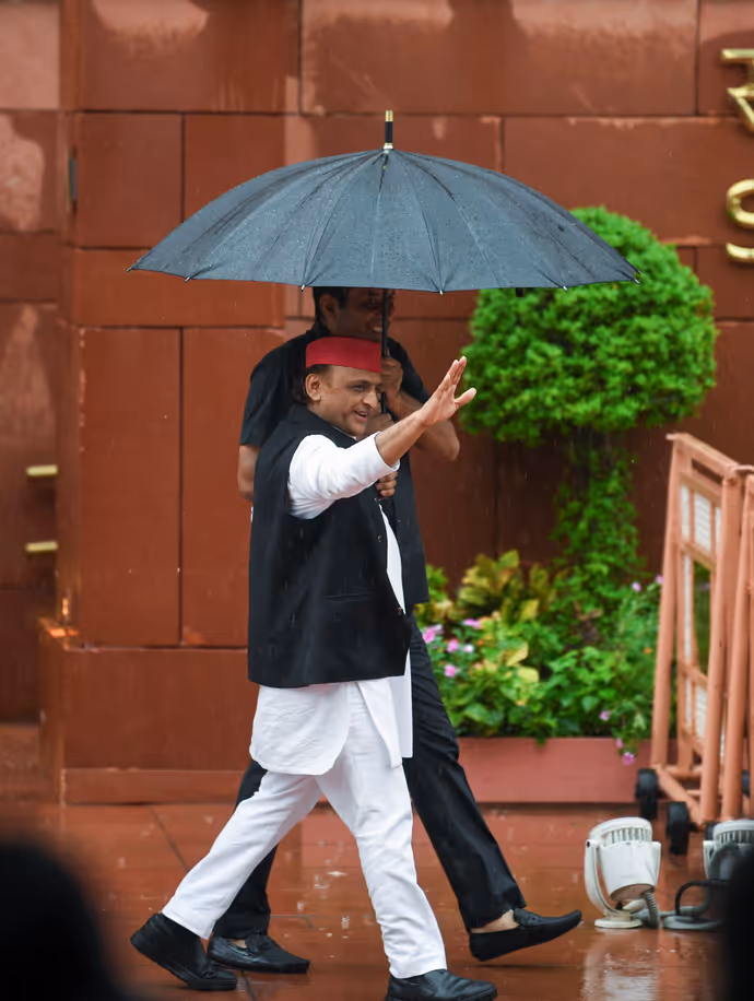 बारिश से बचने एक सांसद ने तो गजब कर दिया, 10 PHOTO में देखें मानसून सत्र का दिलचस्प नजारा