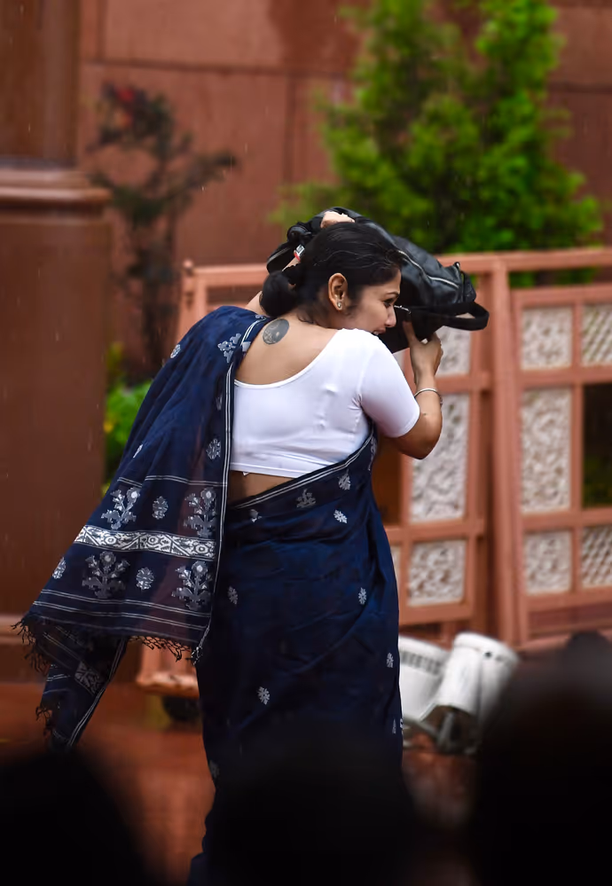 बारिश से बचने एक सांसद ने तो गजब कर दिया, 10 PHOTO में देखें मानसून सत्र का दिलचस्प नजारा