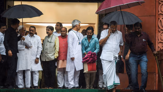 बारिश से बचने एक सांसद ने तो गजब कर दिया, 10 PHOTO में देखें मानसून सत्र का दिलचस्प नजारा