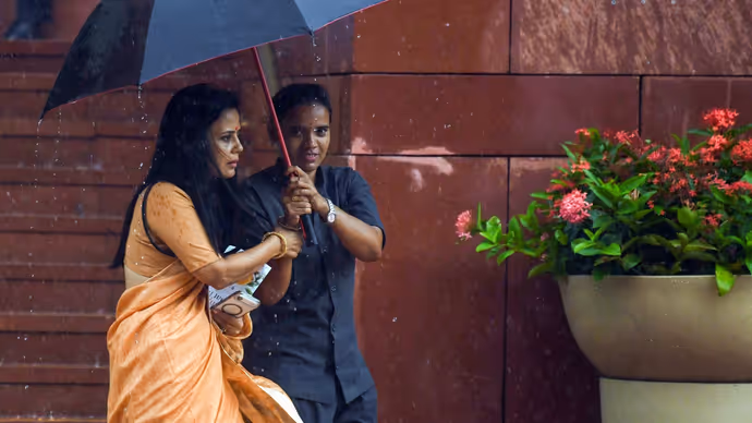 बारिश से बचने एक सांसद ने तो गजब कर दिया, 10 PHOTO में देखें मानसून सत्र का दिलचस्प नजारा