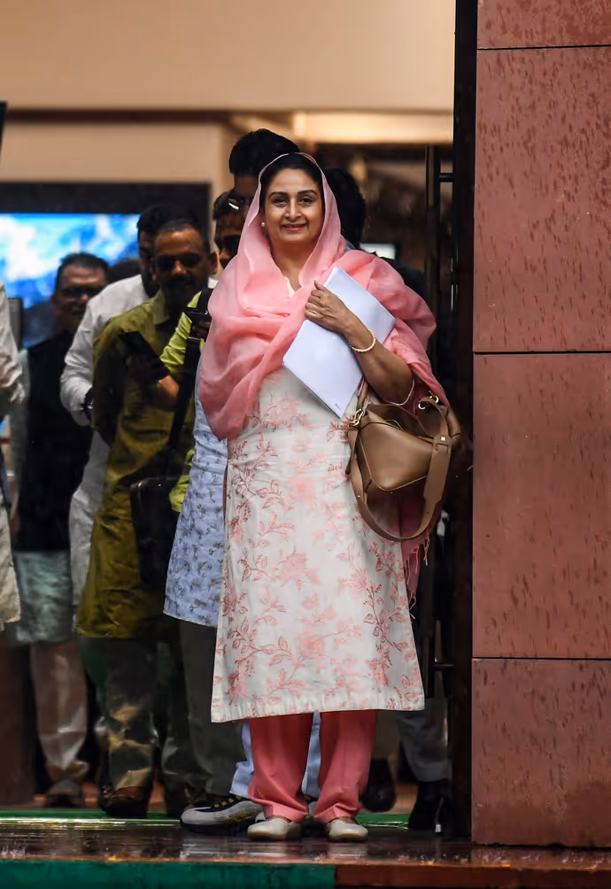 बारिश से बचने एक सांसद ने तो गजब कर दिया, 10 PHOTO में देखें मानसून सत्र का दिलचस्प नजारा