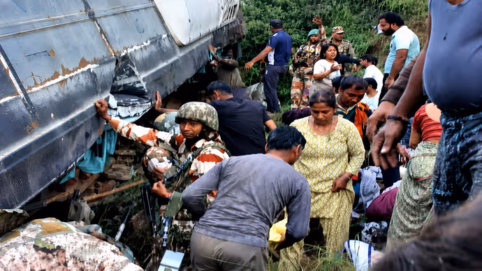 पहाड़ी के रास्ते से खाई में गिरी अमरनाथ यात्रियों की बस, 5 PHOTO में देखें कितना भयानक था दृश्य