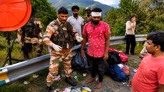 पहाड़ी के रास्ते से खाई में गिरी अमरनाथ यात्रियों की बस, 5 PHOTO में देखें कितना भयानक था दृश्य