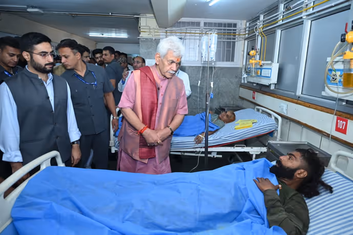 पहाड़ी के रास्ते से खाई में गिरी अमरनाथ यात्रियों की बस, 5 PHOTO में देखें कितना भयानक था दृश्य