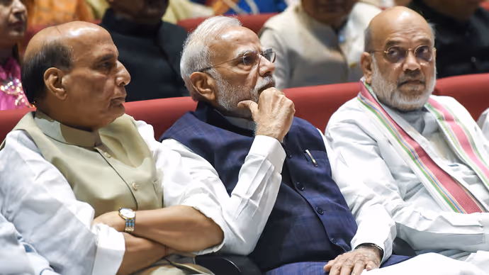 'मंगल मिलन' में भारत की 'तिकड़ी' का गहन चिंतन, 9 PHOTO में देखें BJP के बाकी नेताओं का अंदाज