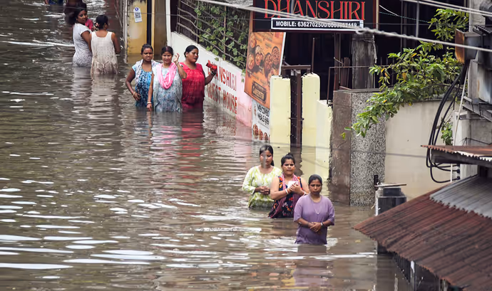 कहीं घरों पर गिरा मलबा तो कहीं छाती तक पानी में डूबे लोग, 8 तस्वीरों में बाढ़ का खौफनाक मंजर