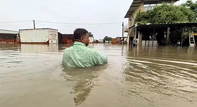 कहीं घरों पर गिरा मलबा तो कहीं छाती तक पानी में डूबे लोग, 8 तस्वीरों में बाढ़ का खौफनाक मंजर