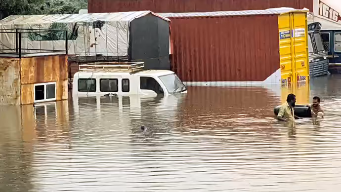 कहीं घरों पर गिरा मलबा तो कहीं छाती तक पानी में डूबे लोग, 8 तस्वीरों में बाढ़ का खौफनाक मंजर