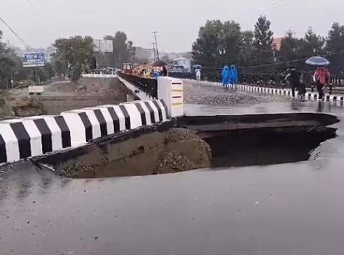 कहीं घरों पर गिरा मलबा तो कहीं छाती तक पानी में डूबे लोग, 8 तस्वीरों में बाढ़ का खौफनाक मंजर