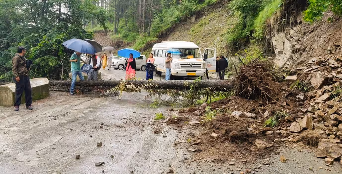 कहीं घरों पर गिरा मलबा तो कहीं छाती तक पानी में डूबे लोग, 8 तस्वीरों में बाढ़ का खौफनाक मंजर