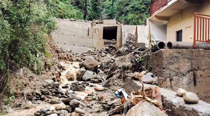 कहीं घरों पर गिरा मलबा तो कहीं छाती तक पानी में डूबे लोग, 8 तस्वीरों में बाढ़ का खौफनाक मंजर