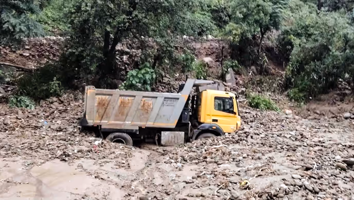 कहीं घरों पर गिरा मलबा तो कहीं छाती तक पानी में डूबे लोग, 8 तस्वीरों में बाढ़ का खौफनाक मंजर