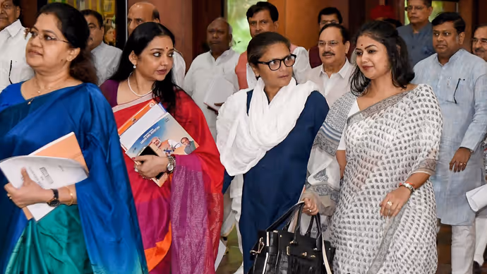 एक साथ संसद पहुंची TMC की 3 बागी महिला सासंद, लाइमलाइट लूट ले गईं मुस्कुराती सयानी घोष: 5 PHOTO