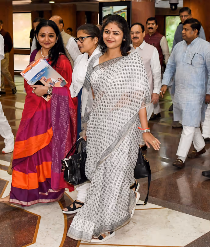 एक साथ संसद पहुंची TMC की 3 बागी महिला सासंद, लाइमलाइट लूट ले गईं मुस्कुराती सयानी घोष: 5 PHOTO
