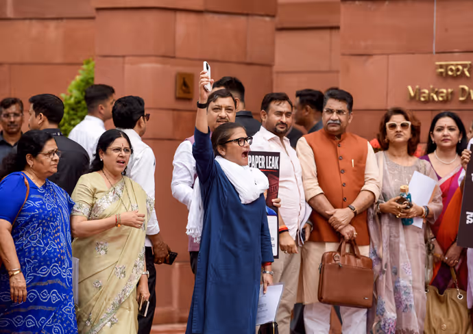 पंजाब में 6 पेपर लीक! सदन में केजरीवाल-मान को BJP ने घेरा-6 PHOTOS
