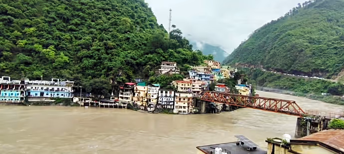 कहीं बह गया पुल तो कहीं बीच सड़क गिरा पहाड़, 10 PHOTO में बारिश ने देशभर में कैसे ढाया कहर
