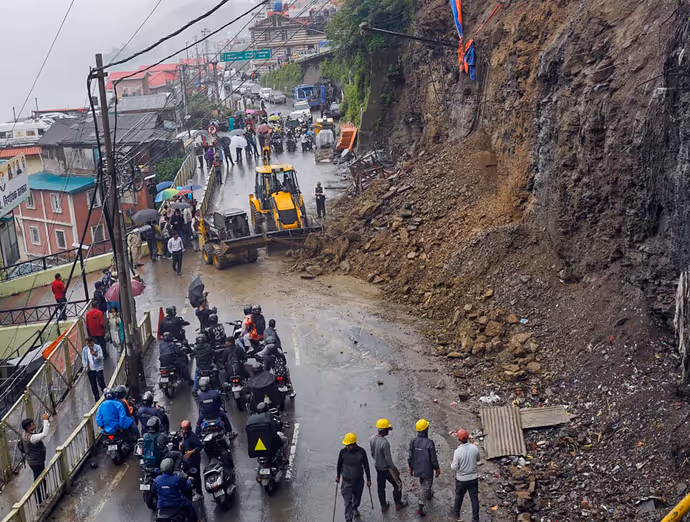 कहीं बह गया पुल तो कहीं बीच सड़क गिरा पहाड़, 10 PHOTO में बारिश ने देशभर में कैसे ढाया कहर