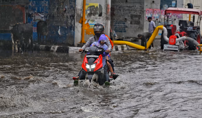 कहीं बह गया पुल तो कहीं बीच सड़क गिरा पहाड़, 10 PHOTO में बारिश ने देशभर में कैसे ढाया कहर
