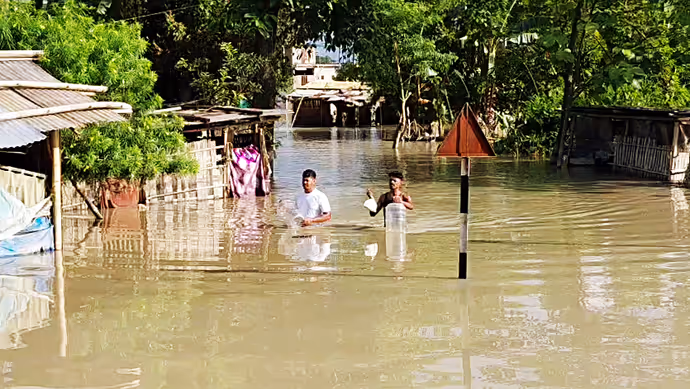 कहीं बह गया पुल तो कहीं बीच सड़क गिरा पहाड़, 10 PHOTO में बारिश ने देशभर में कैसे ढाया कहर