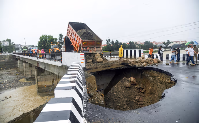 कहीं बह गया पुल तो कहीं बीच सड़क गिरा पहाड़, 10 PHOTO में बारिश ने देशभर में कैसे ढाया कहर