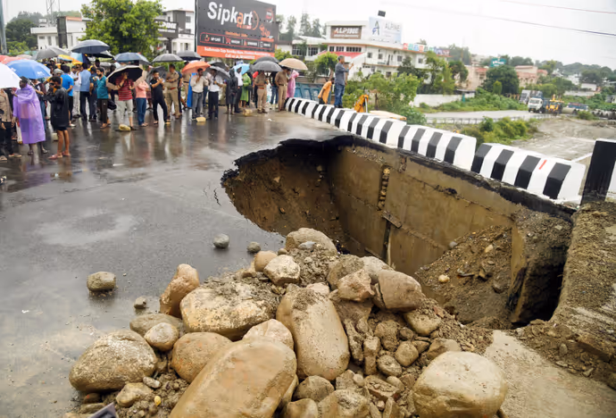 कहीं बह गया पुल तो कहीं बीच सड़क गिरा पहाड़, 10 PHOTO में बारिश ने देशभर में कैसे ढाया कहर
