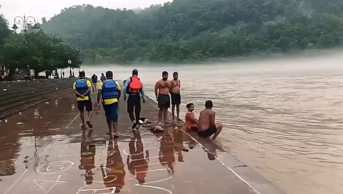 कहीं बह गया पुल तो कहीं बीच सड़क गिरा पहाड़, 10 PHOTO में बारिश ने देशभर में कैसे ढाया कहर