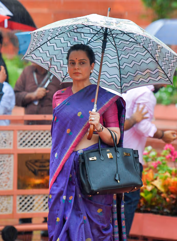 PHOTO NEWS: कहीं गुस्सा-कहीं हंसी..संसद से सड़क तक कैसे मचा बवाल, 10 तस्वीरों में देश का हाल