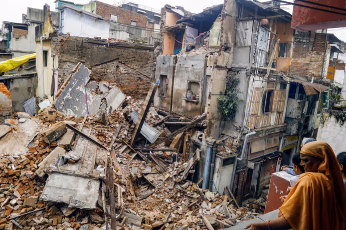 PHOTO NEWS: कहीं गुस्सा-कहीं हंसी..संसद से सड़क तक कैसे मचा बवाल, 10 तस्वीरों में देश का हाल