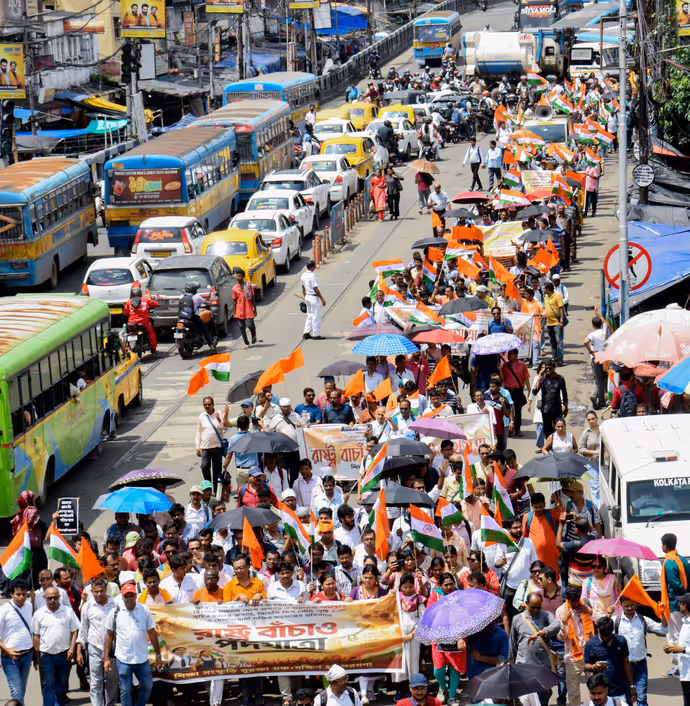 PHOTO NEWS: कहीं गुस्सा-कहीं हंसी..संसद से सड़क तक कैसे मचा बवाल, 10 तस्वीरों में देश का हाल