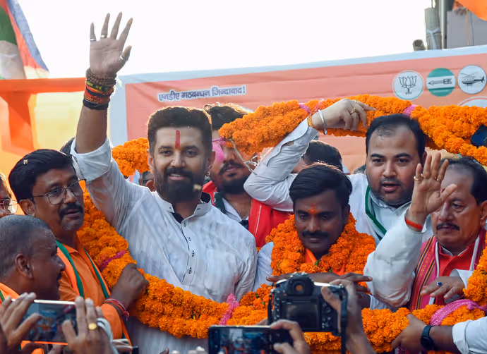 PHOTO NEWS: कहीं गुस्सा-कहीं हंसी..संसद से सड़क तक कैसे मचा बवाल, 10 तस्वीरों में देश का हाल