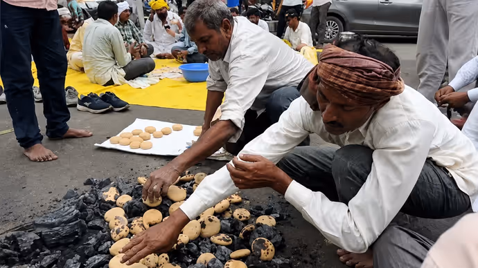 Bhopal Farmers Protest: 7 तस्वीरों में देखें किसानों का आंदोलन, सड़क पर बन रही दाल-बाटी