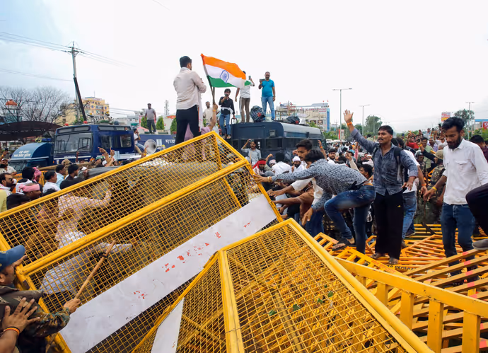 Bhopal Farmers Protest: 7 तस्वीरों में देखें किसानों का आंदोलन, सड़क पर बन रही दाल-बाटी