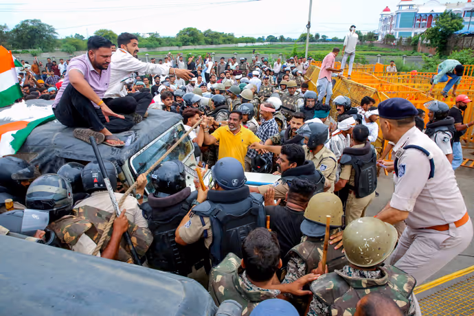 Bhopal Farmers Protest: 7 तस्वीरों में देखें किसानों का आंदोलन, सड़क पर बन रही दाल-बाटी