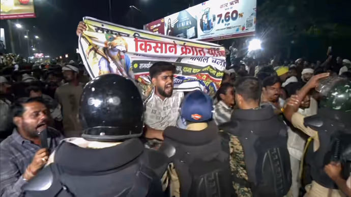 Bhopal Farmers Protest: 7 तस्वीरों में देखें किसानों का आंदोलन, सड़क पर बन रही दाल-बाटी