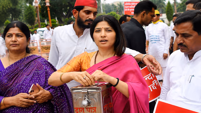 डिंपल यादव ने संसद में क्यों उठाया पीपा, 7 फोटो में सपा सांसदों का अनोखा प्रोटेस्ट