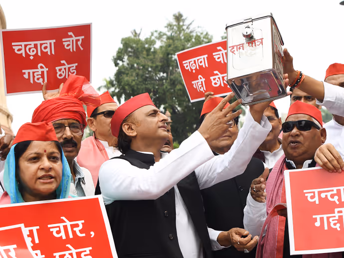 डिंपल यादव ने संसद में क्यों उठाया पीपा, 7 फोटो में सपा सांसदों का अनोखा प्रोटेस्ट
