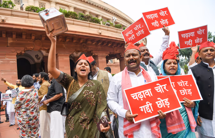 डिंपल यादव ने संसद में क्यों उठाया पीपा, 7 फोटो में सपा सांसदों का अनोखा प्रोटेस्ट