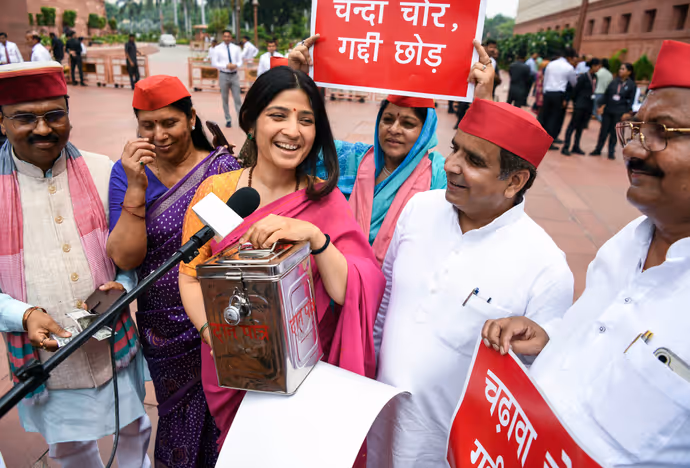 डिंपल यादव ने संसद में क्यों उठाया पीपा, 7 फोटो में सपा सांसदों का अनोखा प्रोटेस्ट